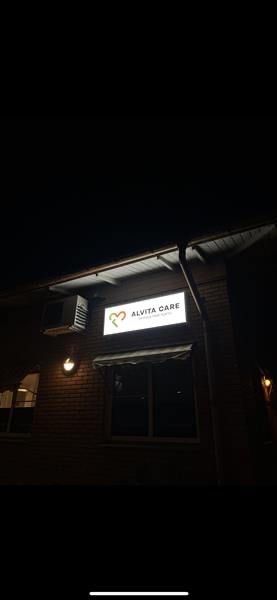 Alvita Care skylt natt